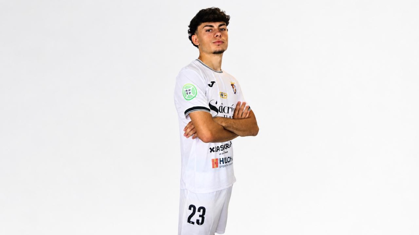 Álvaro Santos posando con la camiseta del Illescas
