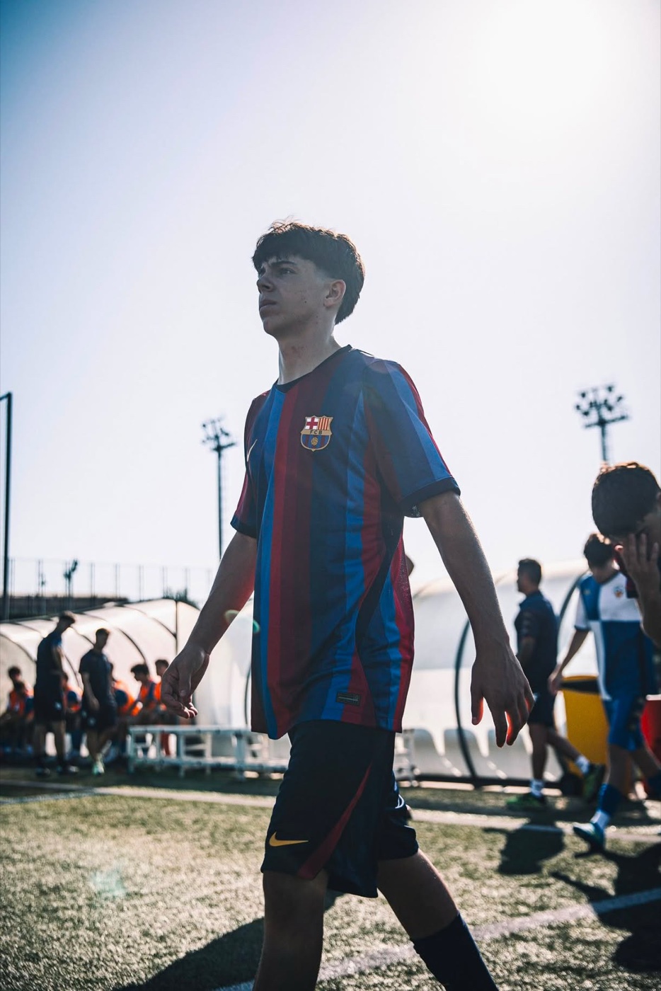 Víctor Barbany con la camiseta del FC Barcelona saltando al campo