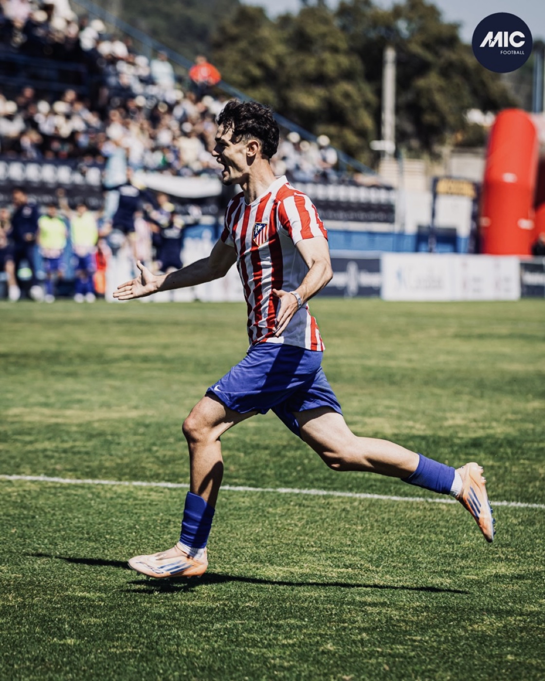 Gonzalo Benito celebrando con la camiseta del Atlético de Madrid