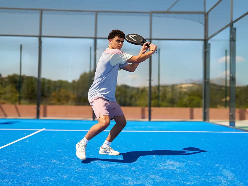 Fran Guerrero golpeando de revés en una pista de pádel