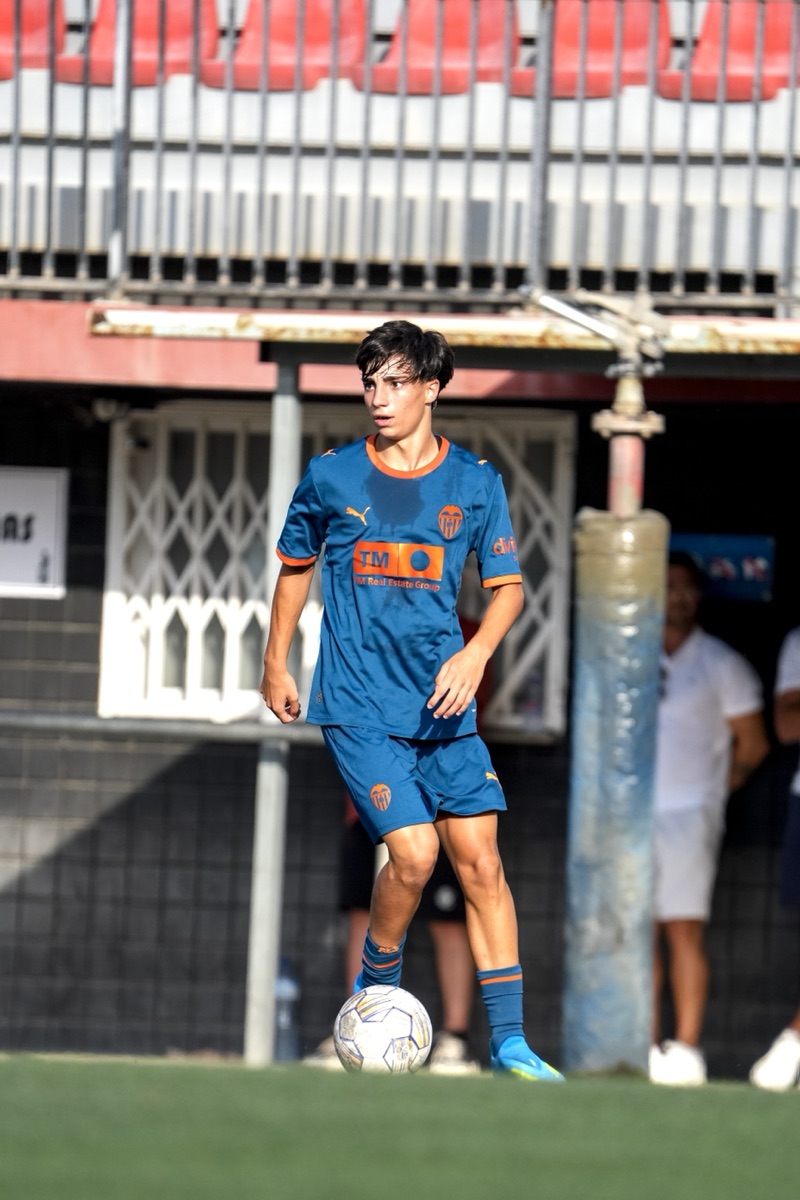 Alejandro Gárgoles con el balón en un partido