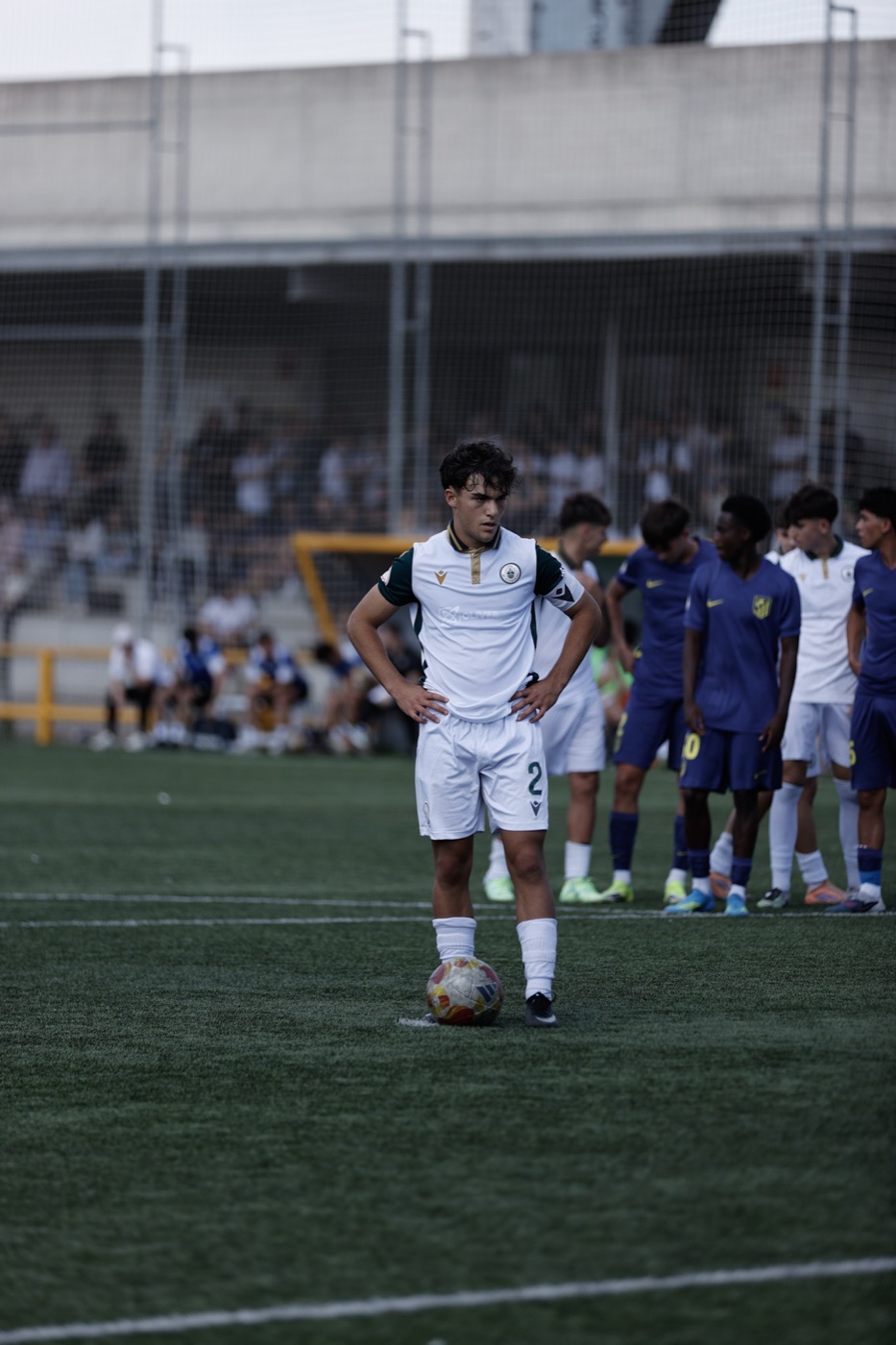 Gonzalo Quesada preparado para sacar en un partido