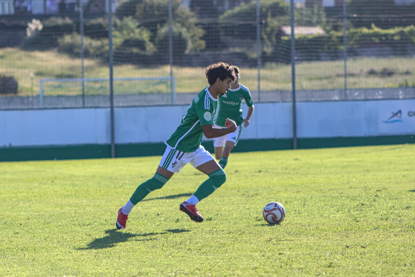 Iván Mercado conduciendo el balón en un partido