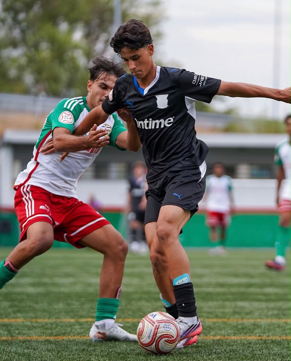 Ivan Velasco protegiendo el balón ante un rival