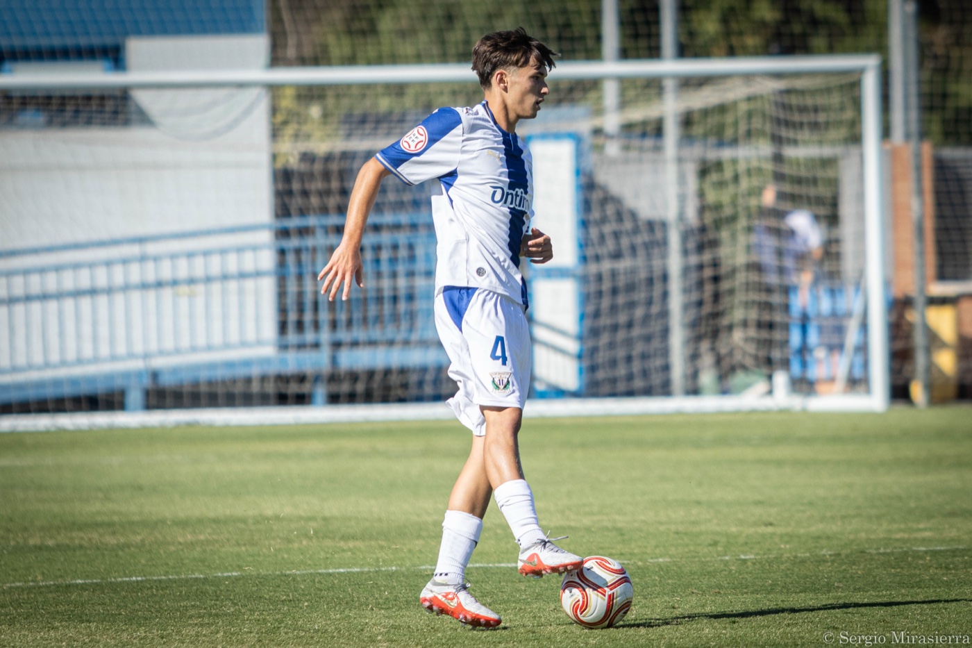 Javier García conduciendo el balón con el CD Leganés