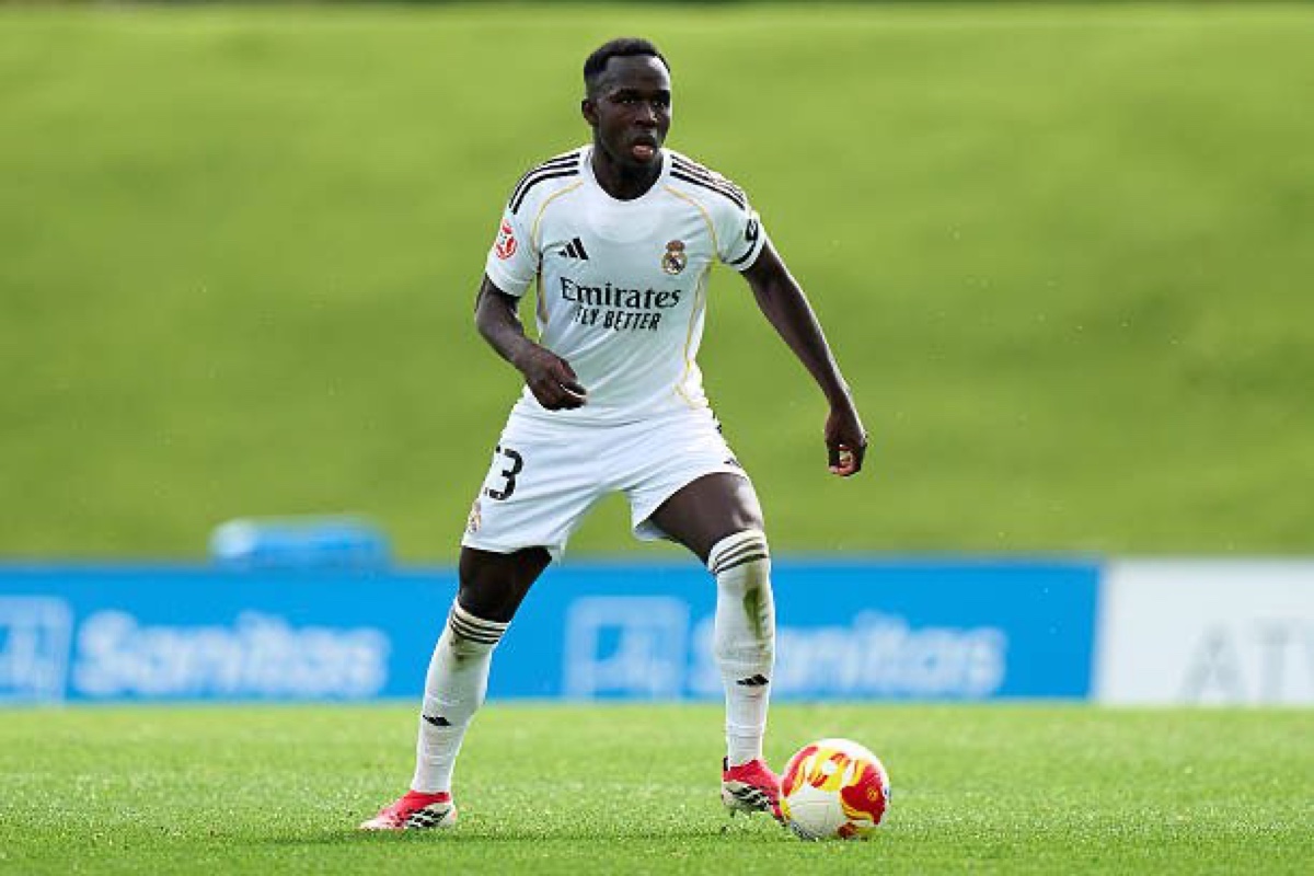 Lamini Fati con la camiseta del Real Madrid conduciendo el balón