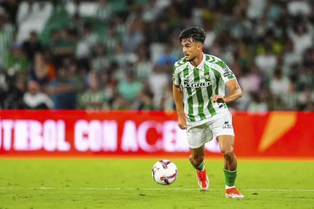 Lucas Alcázar conduciendo el balón con el Real Betis