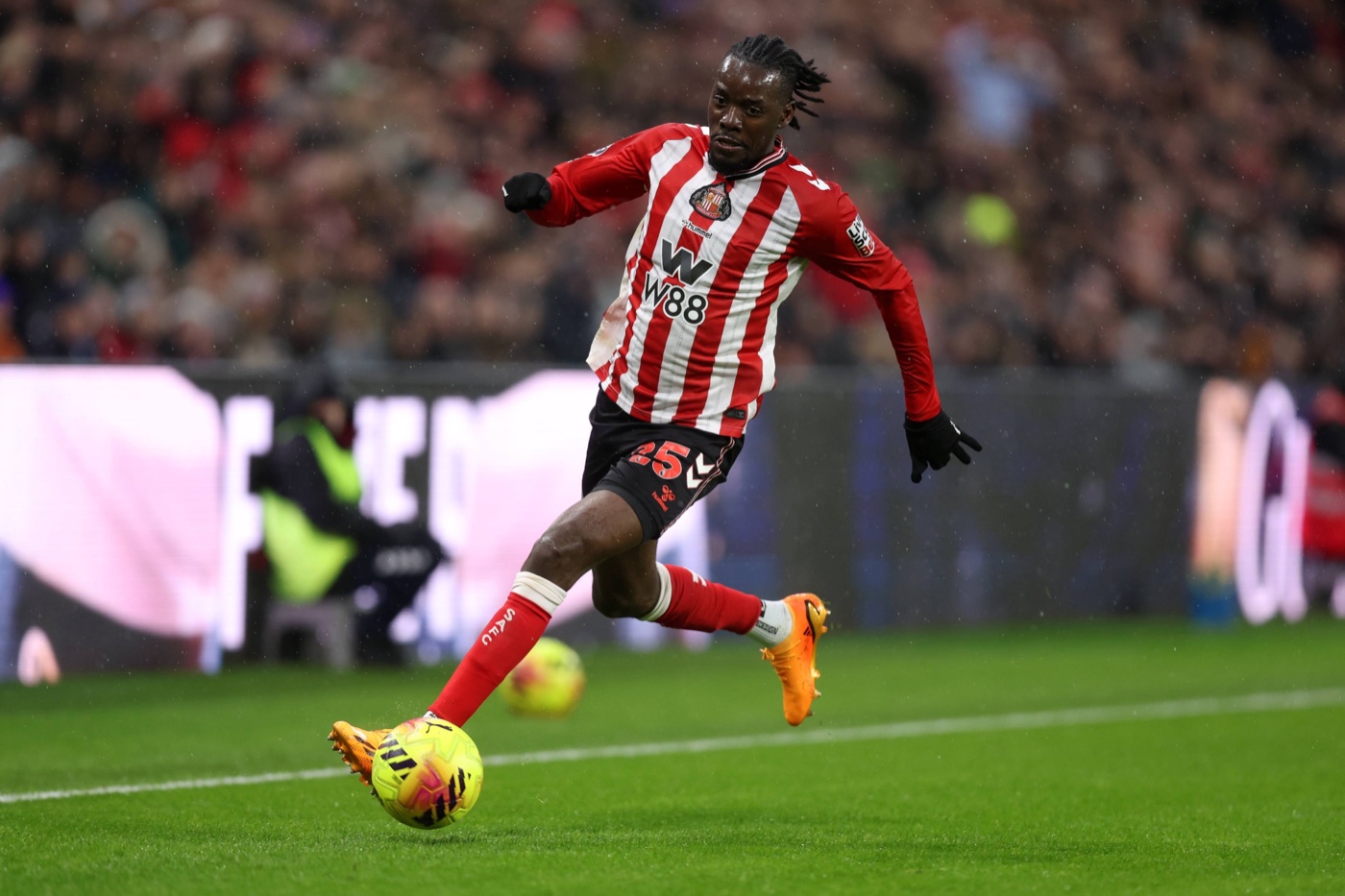 Bertrand Traoré conduciendo el balón con el Sunderland