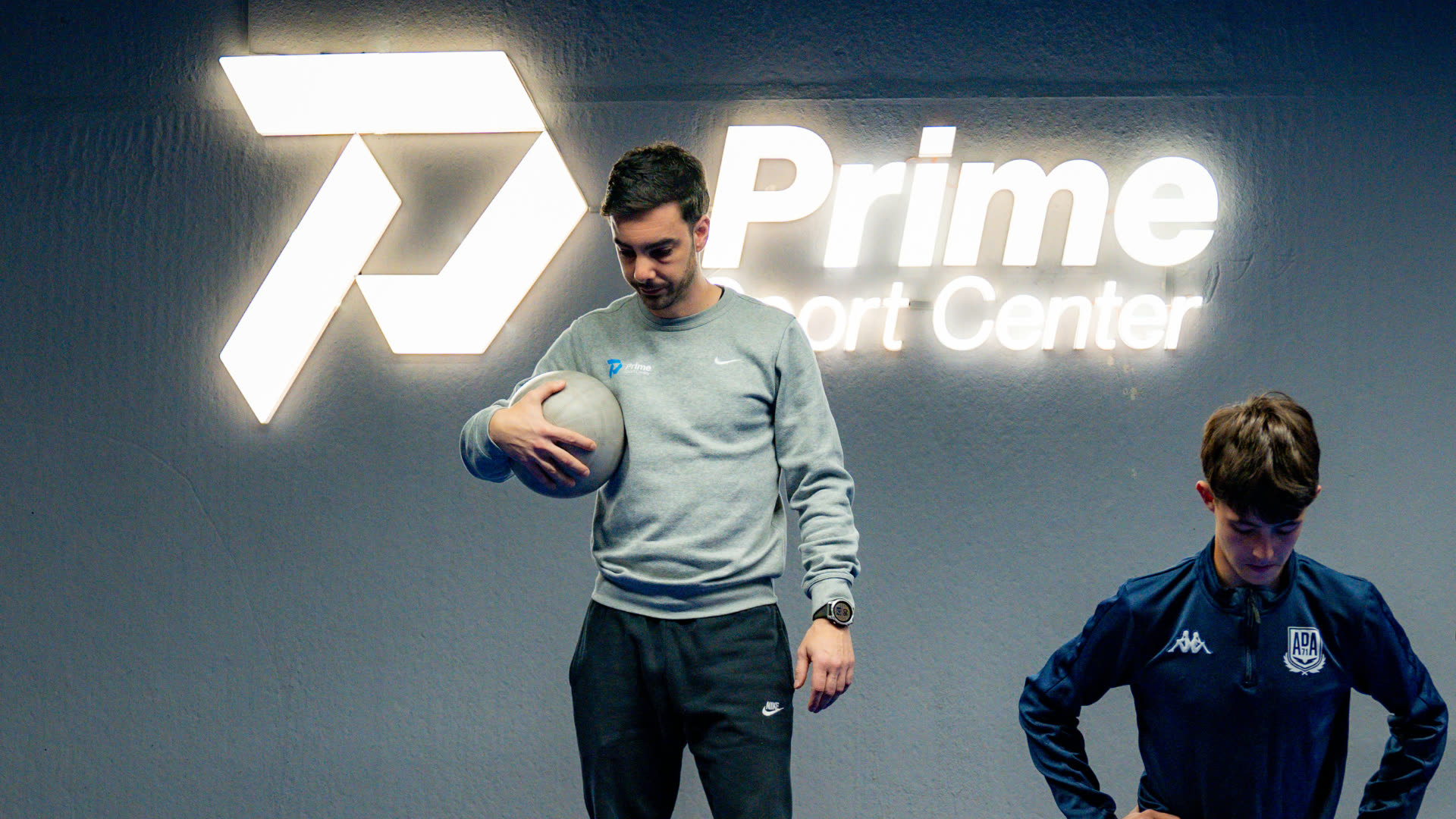 Sesión de trabajo entre entrenador y jugadores en Prime Sport Center