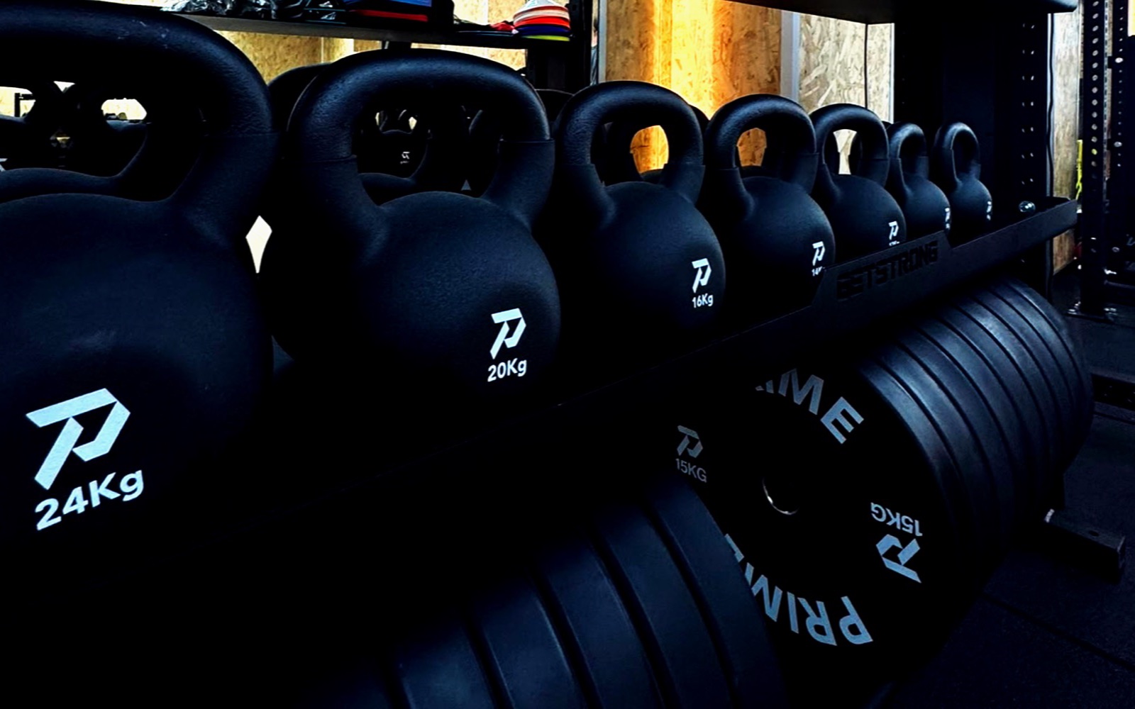Kettlebells y discos Prime en la sede de Granada