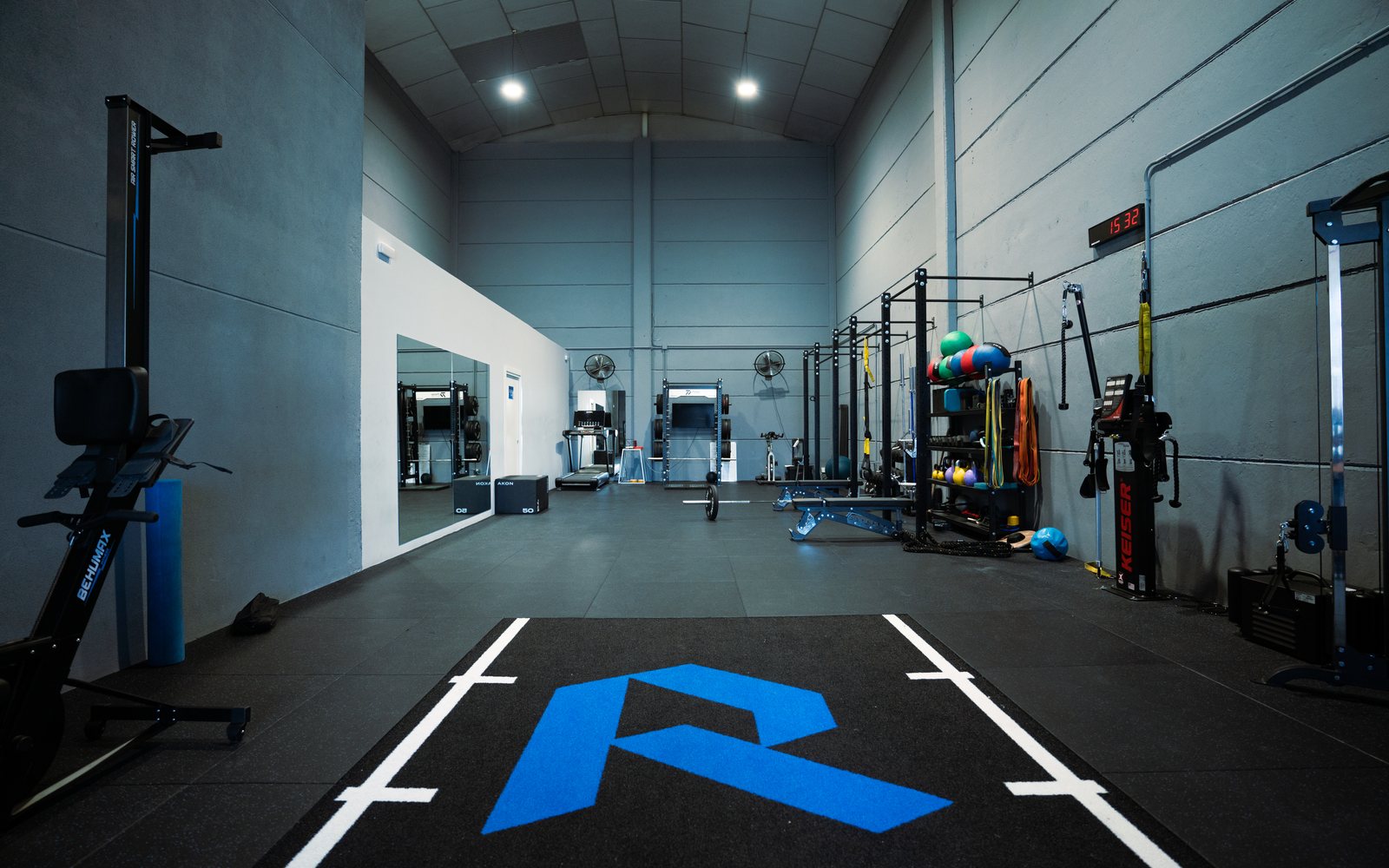 Sala de la sede de Prime Sport Center en Móstoles con la R azul en el suelo