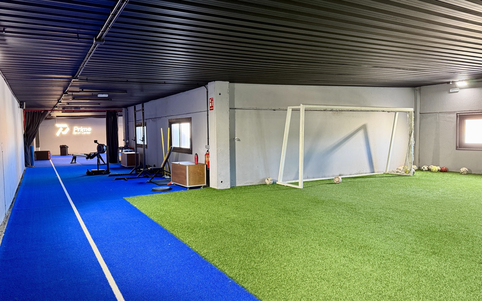 Campo interior con portería en la sede Móstoles Campo de Prime Sport Center