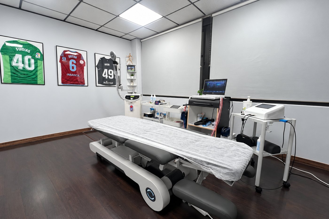 Sala de valoración de fisioterapia de Prime Sport Center con camilla y ecógrafo