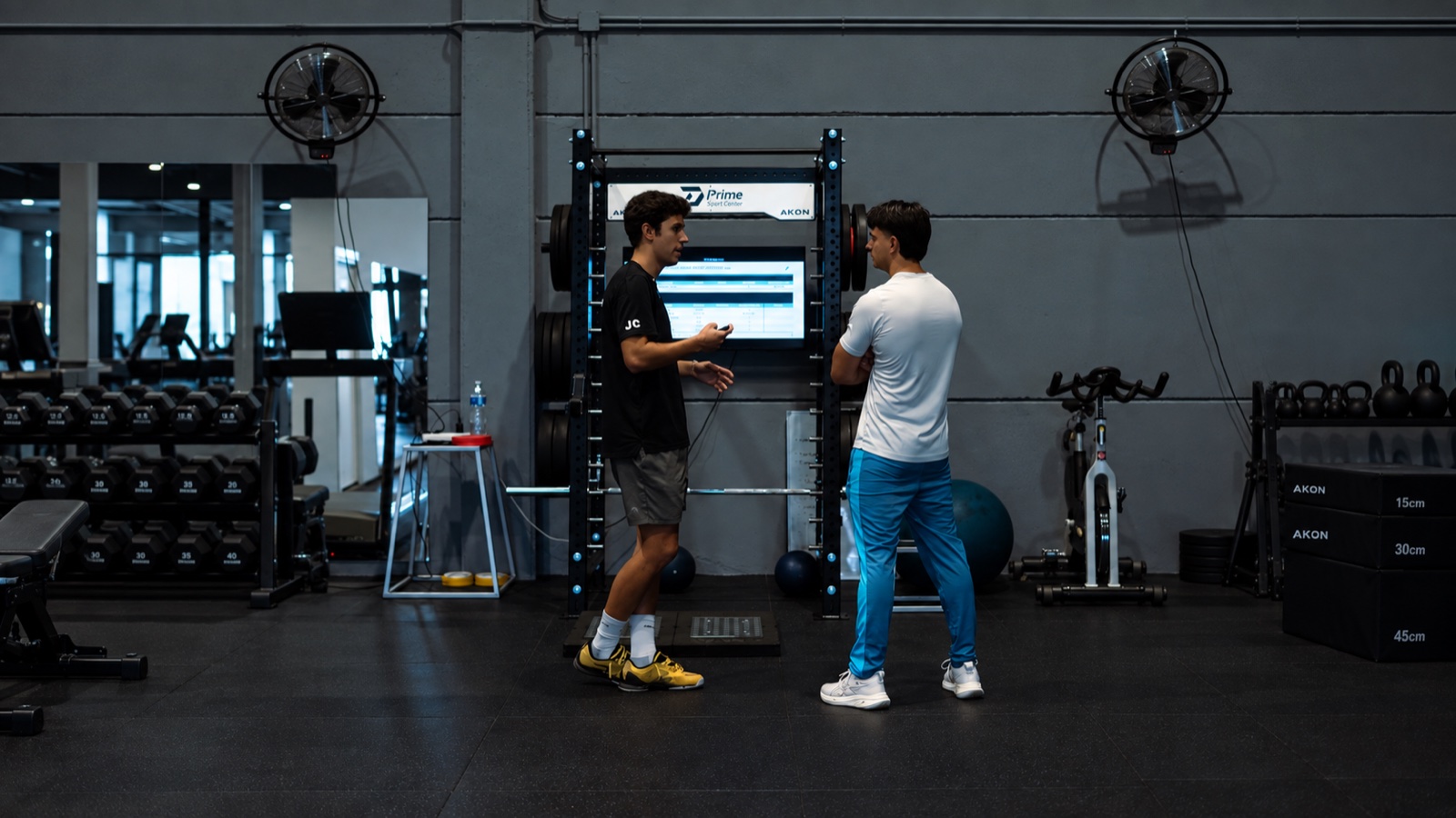 Dos profesionales revisando datos de un test en la sala de Prime Sport Center