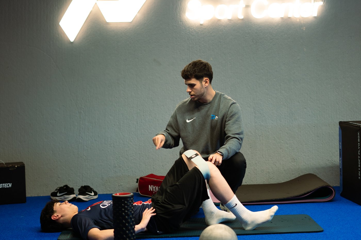 Entrenador midiendo y registrando datos de un jugador en Prime Sport Center