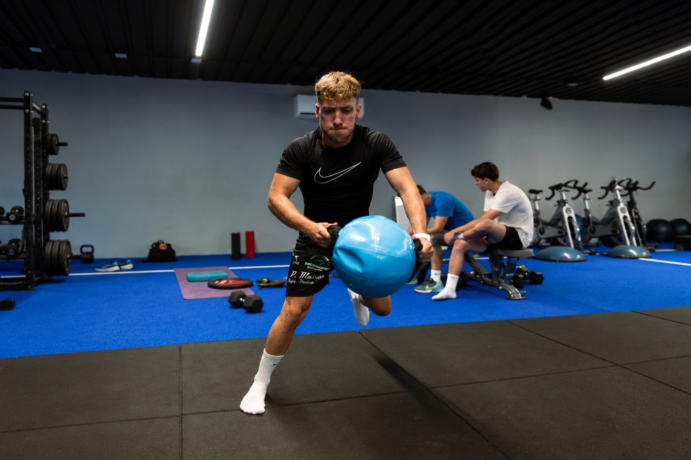 Jugador entrenando con balón de agua en la sala de Prime Sport Center