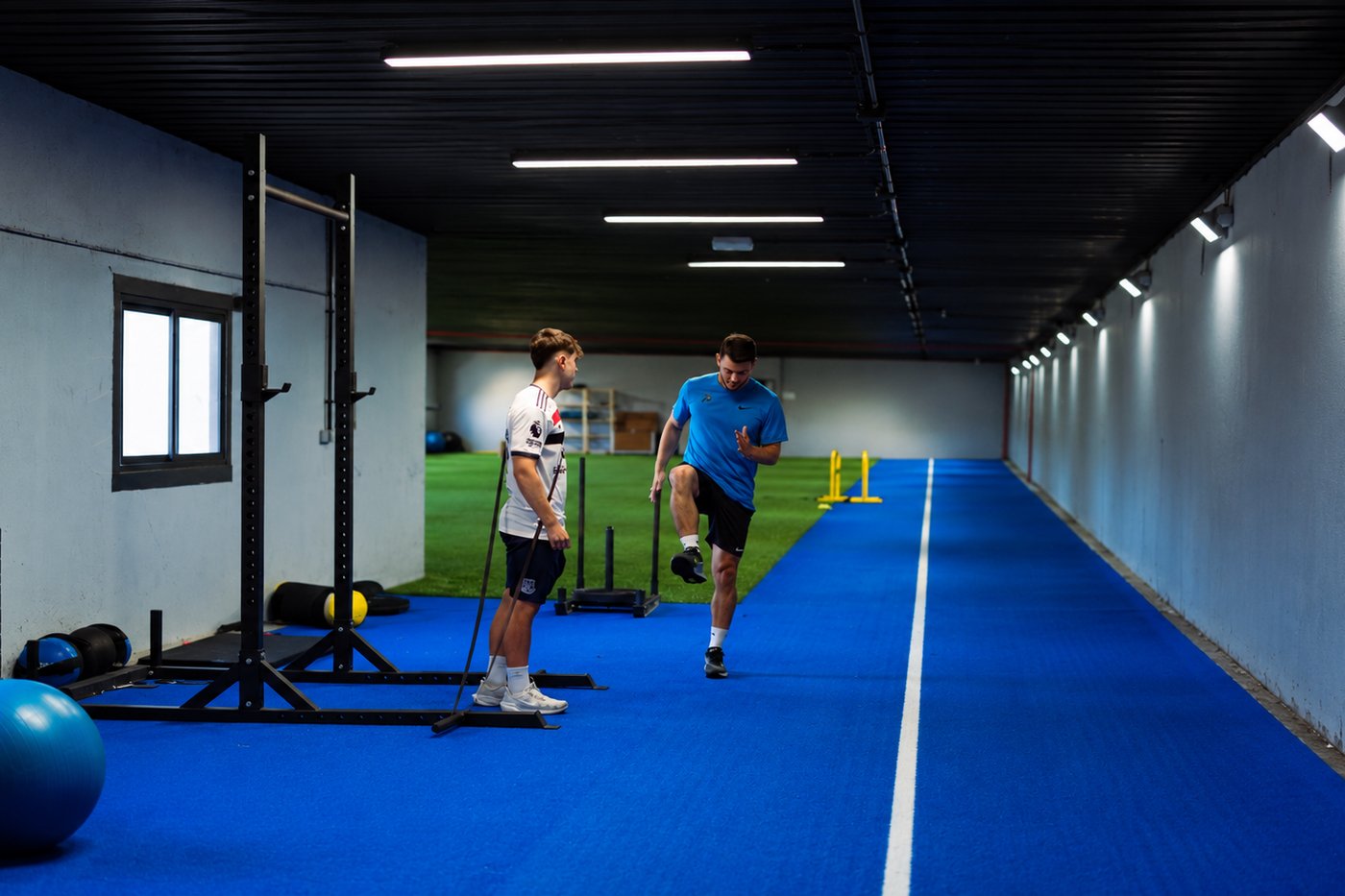 Jugador haciendo trabajo de carrera en la pista de Prime Sport Center