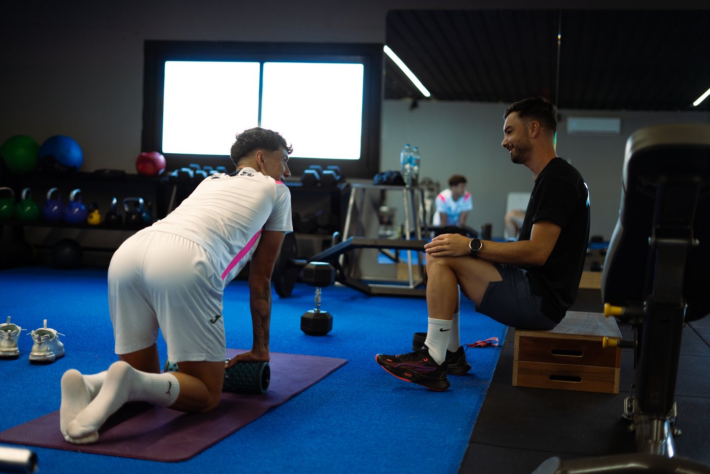 Entrenador revisando el progreso de un jugador en Prime Sport Center
