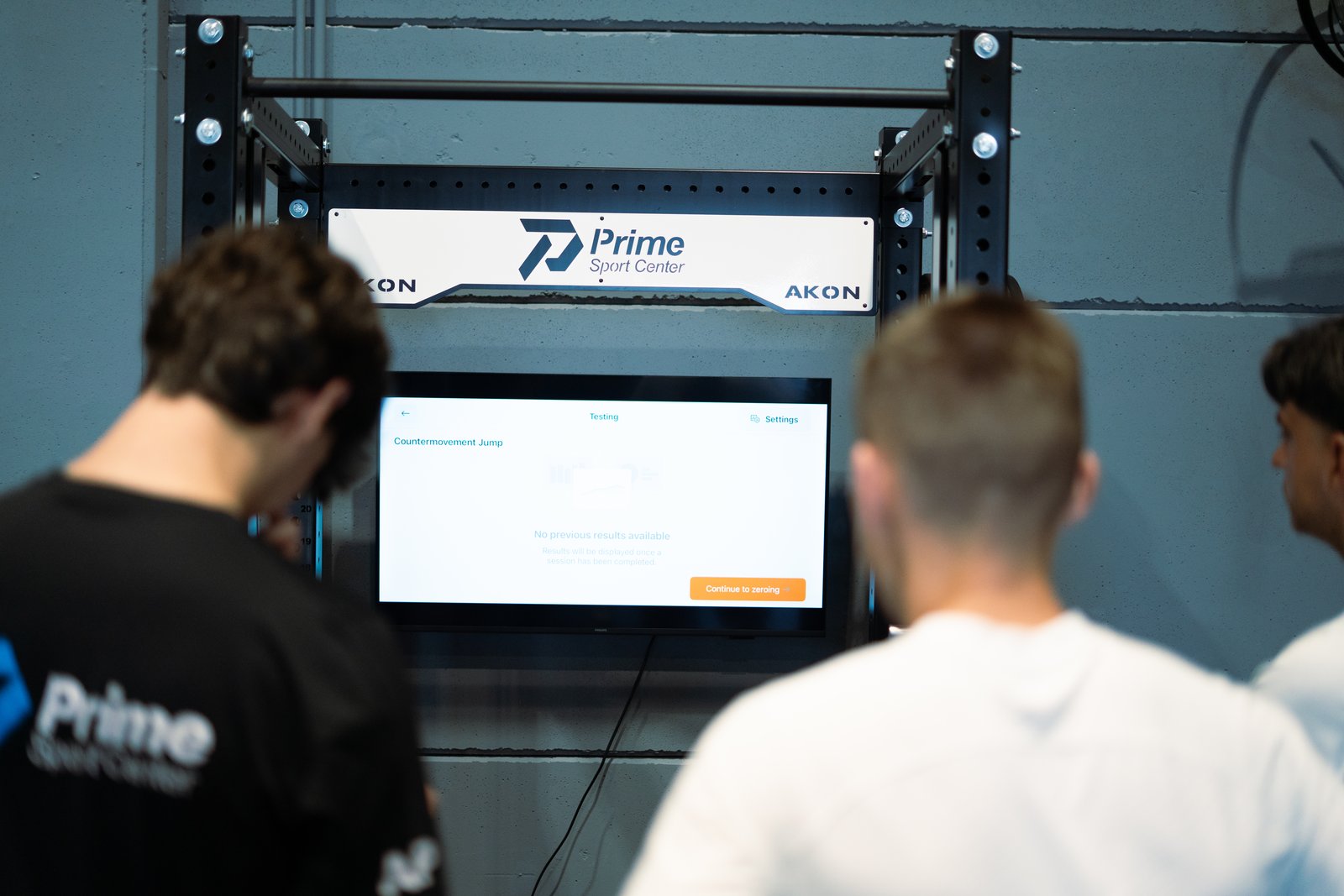 Jugadores en una prueba de salto (countermovement jump) en la pantalla de testing de Prime Sport Center